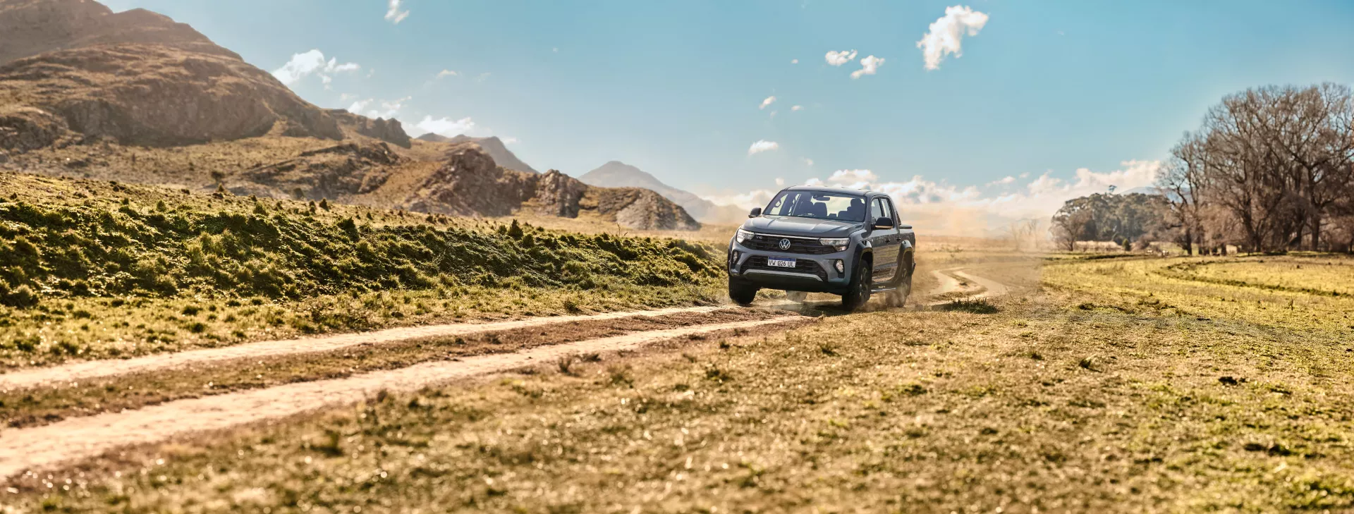 Amarok V6 Unlimited andando por un camino de tierra